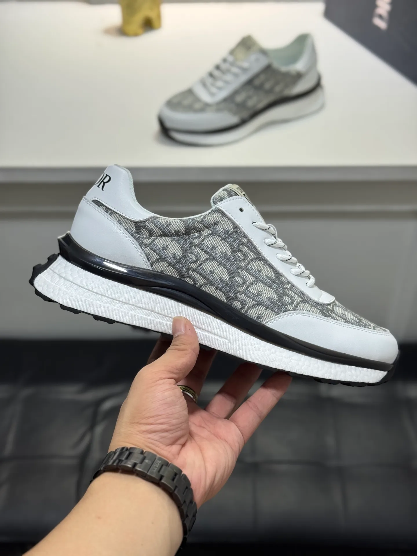 Men's shoes 💰440 [New style] 🐬🐬Original quality (Dior) latest style 🎁casual and fashionable men's shoes👟hot style💥simple and elegant style, exclusive for trendy men. Unique official website new and most brand elements👑original decoration, imported cowhide stitching with classic fabrics, fashionable and generous accessories, ✅foamed TPU wear-resistant** outsole, light and comfortable. Size: 38-44 (45 customized bye bye